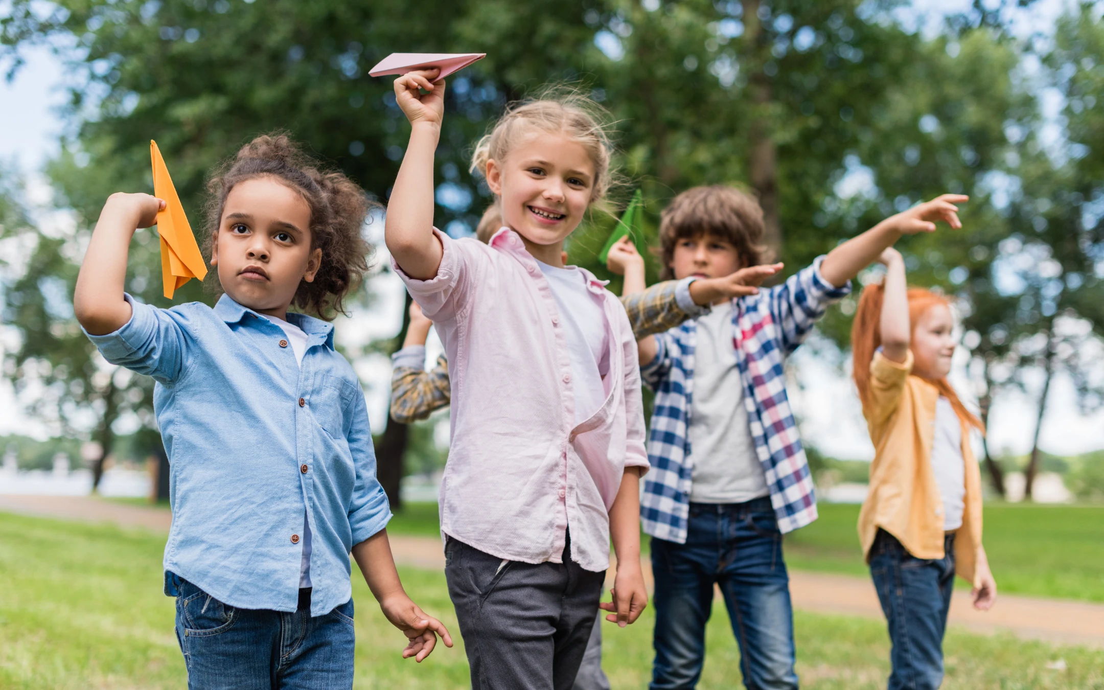 Kinder spielen zusammen